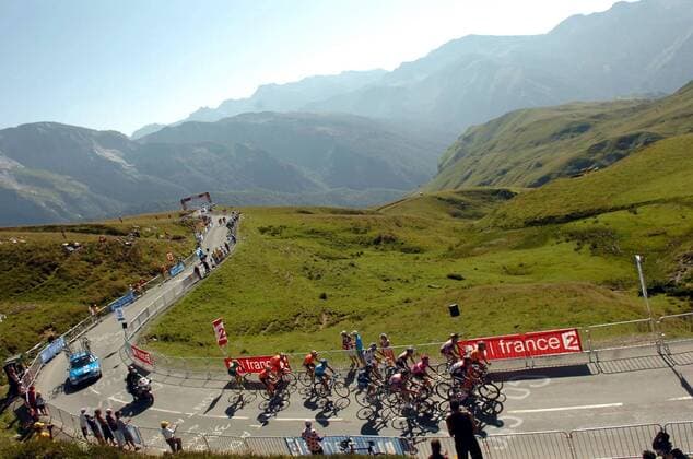 Fahrergruppe am Anstieg zum Col d Aubisque, Etappenziel der 16. Etappe der Tour de France 2007 - Radsport Herren Tour de France 2007, ProTour, Straßenradsport, Straße, Rad, Totale 16. Etappe: Orthez - Col d Aubisque Radsport Herren Tour de France 2007, ProTour, Straßenradsport, Straße, Rad, Totale 16. Etappe: Orthez - Col d Aubisque