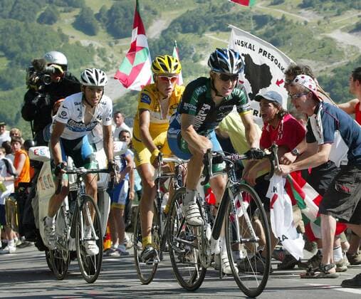 Levi Leipheimer (USA, re.) vor Alberto Contador (Spanien beide Discovery Channel, li.) und Mickael Rasmussen (Dänemark Rabobank) Radsport Herren Tour de France 2007, ProTour, Straßenradsport, Straße, Rad Gruppe 16. Etappe: Orthez - Col dAubisque, d Aubisque Radsport Herren Tour de France 2007, ProTour, Straßenradsport, Straße, Rad Gruppe 16. Etappe: Orthez - Col dAubisque, d Aubisque