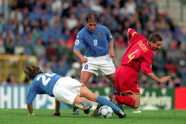 Lorenzo Staelens (Belgien, re.) kommt gegen Antonio Conte (Mitte) und Francesco Totti (beide Italien) zu Fall Fußball Länderspiel Herren EM 2000 Nationalmannschaft, Nationaltrikot Gruppe 2 Italien - Belgien 2:0 Vneg Gruppe Brüssel Dynamik, Kampf, Fußball Länderspiel Herren EM 2000 Nationalmannschaft, Nationaltrikot Gruppe 2 Italien - Belgien 2:0 Vneg Gruppe Brüssel Dynamik, Kampf,