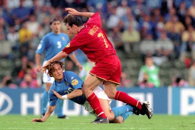 Francesco Totti (Italien, li.) gegen Marc Wilmots (Belgien) Fußball Länderspiel Herren EM 2000 Nationalmannschaft, Nationaltrikot Gruppe 2 Italien - Belgien 2:0 Vneg Gruppe Brüssel Dynamik, Kampf, Fußball Länderspiel Herren EM 2000 Nationalmannschaft, Nationaltrikot Gruppe 2 Italien - Belgien 2:0 Vneg Gruppe Brüssel Dynamik, Kampf,