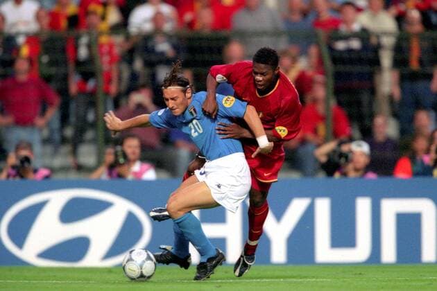 Francesco Totti (Italien, li.) gegen Emile Mpenza (Belgien) Fußball Länderspiel Herren EM 2000 Nationalmannschaft, Nationaltrikot Gruppe 2 Italien - Belgien 2:0 Vneg Gruppe Brüssel Dynamik, Kampf, Fußball Länderspiel Herren EM 2000 Nationalmannschaft, Nationaltrikot Gruppe 2 Italien - Belgien 2:0 Vneg Gruppe Brüssel Dynamik, Kampf,