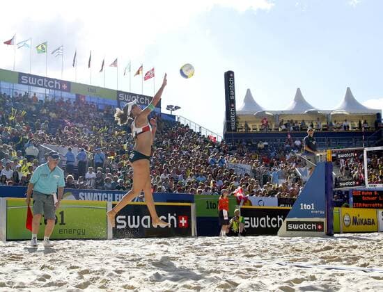 Lea Schwer (Schweiz) - Aufschlag im gut besuchten Beachvolleyballstadion von Gstaad Beachvolleyball WM Damen Beach WM 2007 Totale o0 stadion Gstaad Dynamik, Beachvolleyball WM Damen Beach WM 2007 Totale o0 stadion Gstaad Dynamik,