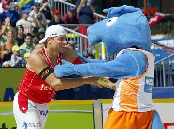 Sascha Heyer (Schweiz) jubelt mit dem WM Maskottchen Mus Musculus Beachvolleyball WM Herren Beach WM 2007 Gruppe Gstaad Freude, Beachvolleyball WM Herren Beach WM 2007 Gruppe Gstaad Freude,