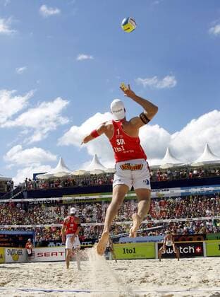 Sascha Heyer (Schweiz) - Aufschlag im ausverkauften Beachvolleyballstadion von Gstaad anläßlich der WM 2007 Beachvolleyball WM Herren Beach WM 2007 Totale Gstaad Dynamik, Beachvolleyball WM Herren Beach WM 2007 Totale Gstaad Dynamik,