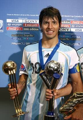Sergio Aguero (Argentinien U20) mit dem goldenen Ball für den besten Spieler und goldenen Schuh für den besten Torschützen der FIFA U20 WM 2007, als frisch gebackener Weltmeister darf auch der Pokal nicht fehlen Fußball WM Herren U20 WM 2007, U 20 Junioren, Nationalteam, Länderspiel, Finale, Endspiel, Nationaltrikot Einzelbild Toronto Freude, Fußball WM Herren U20 WM 2007, U 20 Junioren, Nationalteam, Länderspiel, Finale, Endspiel, Nationaltrikot Einzelbild Toronto Freude,