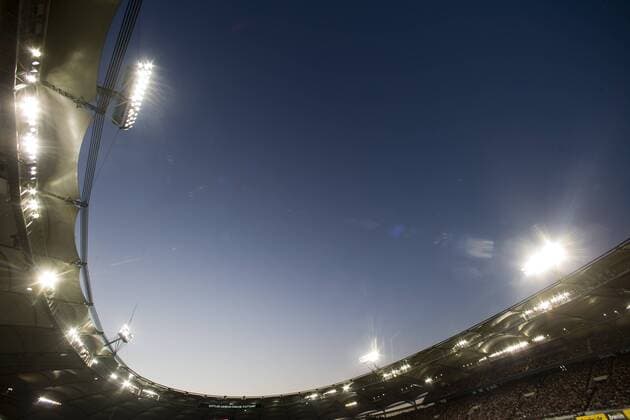 Fußball, Stadiongeschichte VfB Stuttgart Flutlichter erleuchten das Stuttgarter Gottlieb Daimler Stadion, Heimspielstätte des VfB Stuttgart anlässlich des Ligapokals 2007 2008 Fußball 1. BL Herren Ligapokal 2007 2008, Liga Pokal, Ligacup, Cup, VfB Stuttgart, Vdig Totale Gottlieb Daimler Stadion Stuttgart Fußball 1. BL Herren Ligapokal 2007 2008, Liga Pokal, Ligacup, Cup, VfB Stuttgart, Vdig Totale Gottlieb Daimler Stadion Stuttgart