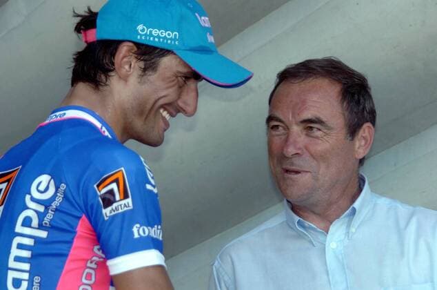 Daniele Bennati (Italien Lampre Fondital, li.) gewinnt die 17. Etappe der Tour de France 2007 und nimmt die Glückwünsche von Radsportlegende Bernard Hinault (Frankreich) entgegen - Radsport Herren Tour de France 2007, ProTour, Straßenradsport, Straße, Rad, Gruppe 17. Etappe: Pau - Castelsarrasin Freude, Radsport Herren Tour de France 2007, ProTour, Straßenradsport, Straße, Rad, Gruppe 17. Etappe: Pau - Castelsarrasin Freude,
