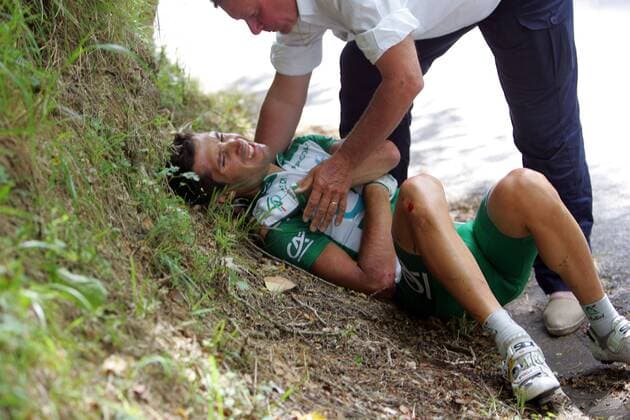 Christophe Le Mevel (Frankreich Credit Agricole) liegt verletzt am Straßenrand -  Radsport Herren Tour de France 2007, ProTour, Straßenradsport, Straße, Rad Gruppe 15. Etappe: Foix - Loudenvielle le Louron Radsport Herren Tour de France 2007, ProTour, Straßenradsport, Straße, Rad Gruppe 15. Etappe: Foix - Loudenvielle le Louron