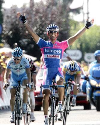 Daniele Bennati (Italien Lampre Fondital) gewinnt die 17. Etappe der Tour de France 2007 Radsport Herren Tour de France 2007, ProTour, Straßenradsport, Straße, Rad, Gruppe 17.Etappe: Pau - Castelsarrasin Freude, Radsport Herren Tour de France 2007, ProTour, Straßenradsport, Straße, Rad, Gruppe 17.Etappe: Pau - Castelsarrasin Freude,