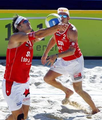 Paul Laciga (li.) am Ball, dahinter wartet sein Bruder Martin (beide Schweiz) auf das Anspiel Beachvolleyball WM Herren Beach WM 2007 Gruppe Gstaad Beachvolleyball WM Herren Beach WM 2007 Gruppe Gstaad
