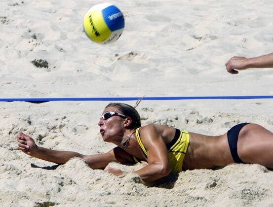 Hella Jurich (Deutschland) hechtet nach dem Ball Beachvolleyball WM Damen Beach WM 2007 Einzelbild Gstaad Beachvolleyball WM Damen Beach WM 2007 Einzelbild Gstaad
