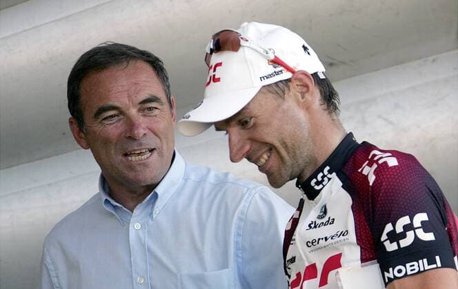 Jens Voigt (Deutschland CSC, re.) und Radsportlegende Bernard Hinault (Frankreich) während der Siegerehrung nach der 17. Etappe der Tour de France 2007 Radsport Herren Tour de France 2007, ProTour, Straßenradsport, Straße, Rad, Gruppe 17.Etappe: Pau - Castelsarrasin Freude, Radsport Herren Tour de France 2007, ProTour, Straßenradsport, Straße, Rad, Gruppe 17.Etappe: Pau - Castelsarrasin Freude,