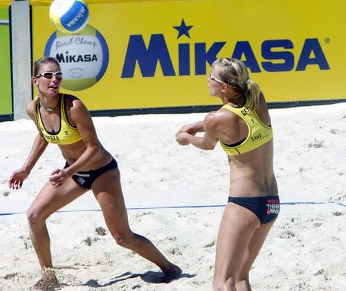 Hella Jurich (li.) und Rieke Brink Abeler (beide Deutschland) Beachvolleyball WM Damen Beach WM 2007 Gruppe Gstaad Beachvolleyball WM Damen Beach WM 2007 Gruppe Gstaad