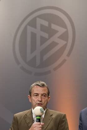 DFB Direktor Wolfgang Niersbach (Deutschland) anläßlich der Veranstaltungsreihe DFB Live 2007 Fußball Herren DFB Live 2007, Roadshow, Veranstaltungsreihe, Sommertour, Deutscher Fußballbund Einzelbild Augsburg Fußball Herren DFB Live 2007, Roadshow, Veranstaltungsreihe, Sommertour, Deutscher Fußballbund Einzelbild Augsburg
