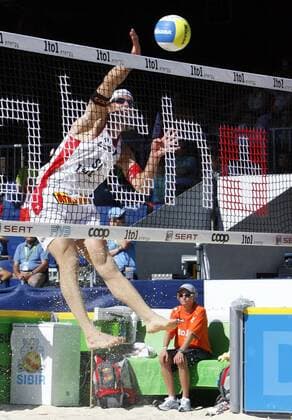 Patrick Heuscher (Schweiz) - Schmetterschlag Beachvolleyball WM Herren Beach WM 2007 Einzelbild Gstaad Dynamik, Höhe, Beachvolleyball WM Herren Beach WM 2007 Einzelbild Gstaad Dynamik, Höhe,