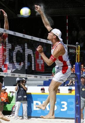 Sascha Heyer (Schweiz, re.) - Schmetterschlag Beachvolleyball WM Herren Beach WM 2007 Einzelbild Gstaad Dynamik Beachvolleyball WM Herren Beach WM 2007 Einzelbild Gstaad Dynamik