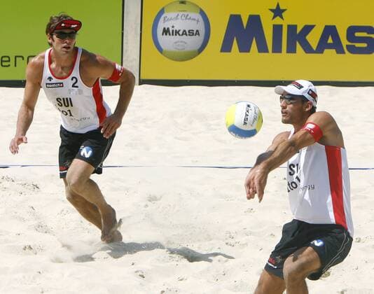 Jan Schnider (re.) passt zu Marcel Gscheidle (beide Schweiz) Beachvolleyball WM Herren Beach WM 2007 Gruppe Gstaad Dynamik, Beachvolleyball WM Herren Beach WM 2007 Gruppe Gstaad Dynamik,