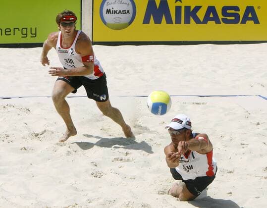 Jan Schnider (re.) passt zu Marcel Gscheidle (beide Schweiz) Beachvolleyball WM Herren Beach WM 2007 Gruppe Gstaad Dynamik, Beachvolleyball WM Herren Beach WM 2007 Gruppe Gstaad Dynamik,