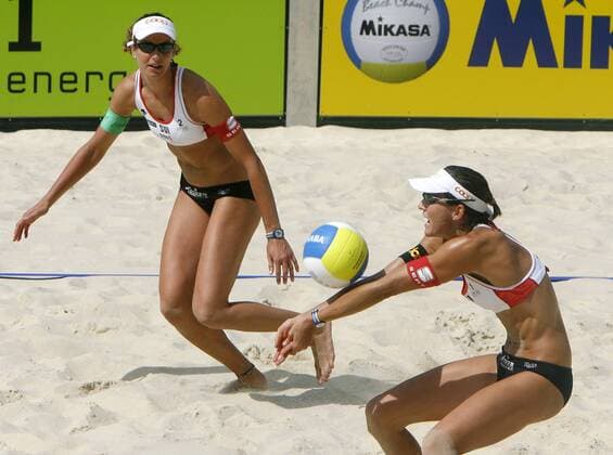 Simone Kuhn (re.) - Ballannahme neben Lea Schwer (beide Schweiz) Beachvolleyball WM Damen Beach WM 2007 Gruppe Gstaad Dynamik, Beachvolleyball WM Damen Beach WM 2007 Gruppe Gstaad Dynamik,