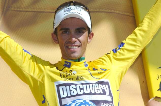 Alberto Contador (Spanien Discovery Channel) im gelben Trikot bei der Siegerehrung zur 18. Etappe der Tour de France 2007 - Radsport Herren Tour de France 2007, ProTour, Straßenradsport, Straße, Rad, Porträt 18. Etappe: Cahors - Angouleme Freude, Radsport Herren Tour de France 2007, ProTour, Straßenradsport, Straße, Rad, Porträt 18. Etappe: Cahors - Angouleme Freude,