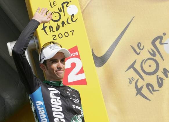 Alberto Contador (Spanien Discovery Channel) erhält auch nach der 18. Etappe der Tour de France 2007 das gelbe Trikot des Gesamtführenden Radsport Herren Tour de France 2007, ProTour, Straßenradsport, Straße, Rad Einzelbild 18. Etappe. Cahors - Angouleme Freude, Radsport Herren Tour de France 2007, ProTour, Straßenradsport, Straße, Rad Einzelbild 18. Etappe. Cahors - Angouleme Freude,