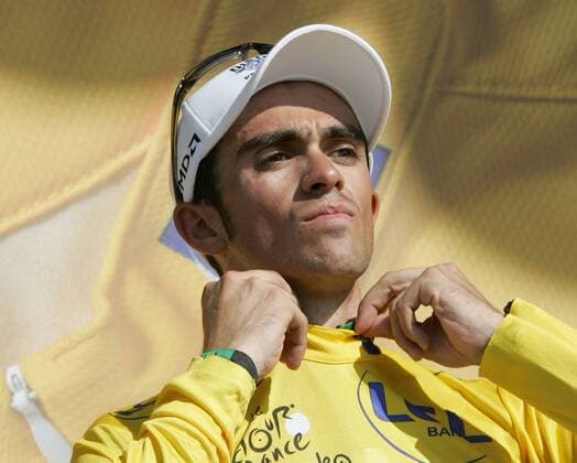 Alberto Contador (Spanien Discovery Channel) im gelben Trikot bei der Siegerehrung zur 18. Etappe der Tour de France Radsport Herren Tour de France 2007, ProTour, Straßenradsport, Straße, Rad Einzelbild 18. Etappe. Cahors - Angouleme Skepsis, Radsport Herren Tour de France 2007, ProTour, Straßenradsport, Straße, Rad Einzelbild 18. Etappe. Cahors - Angouleme Skepsis,