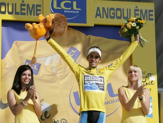 Alberto Contador (Spanien Discovery Channel) im gelben Trikot bei der Siegerehrung zur 18. Etappe der Tour de France Radsport Herren Tour de France 2007, ProTour, Straßenradsport, Straße, Rad Gruppe 18. Etappe. Cahors - Angouleme Freude, Radsport Herren Tour de France 2007, ProTour, Straßenradsport, Straße, Rad Gruppe 18. Etappe. Cahors - Angouleme Freude,