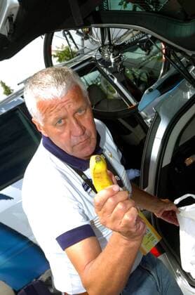 Teamchef Patrick Lefevere (Belgien Quick Step Innergetic) macht eine Banane zum Mikrofon - Radsport Herren Tour de France 2007, ProTour, Straßenradsport, Straße, Rad, Zeitfahren, Einzelzeitfahren Einzelbild 19. Etappe: Cognac - Angouleme Komik, Radsport Herren Tour de France 2007, ProTour, Straßenradsport, Straße, Rad, Zeitfahren, Einzelzeitfahren Einzelbild 19. Etappe: Cognac - Angouleme Komik,