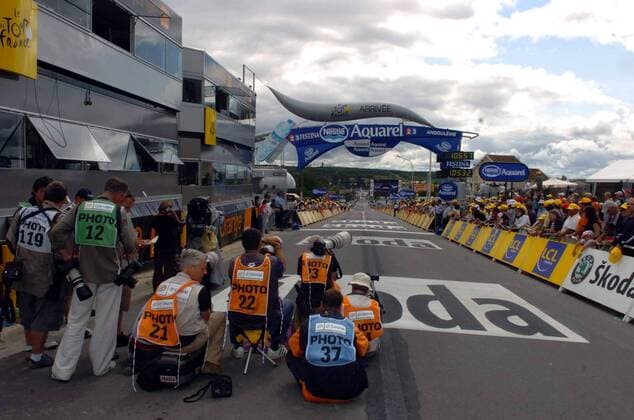Fotografen hoffen bei der Zielankunft auf gute Tour de France Bilder - Radsport Herren Tour de France 2007, ProTour, Straßenradsport, Straße, Rad, Zeitfahren, Einzelzeitfahren Totale o0 Frankreich 19. Etappe: Cognac - Angouleme Radsport Herren Tour de France 2007, ProTour, Straßenradsport, Straße, Rad, Zeitfahren, Einzelzeitfahren Totale o0 Frankreich 19. Etappe: Cognac - Angouleme
