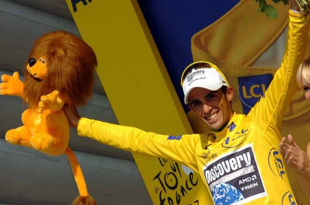 Alberto Contador (Spanien Discovery Channel) im gelben Trikot während der Siegerehrung bei der 19. Etappe der Tour de France 2007 - Radsport Herren Tour de France 2007, ProTour, Straßenradsport, Straße, Rad, Zeitfahren, Einzelzeitfahren Einzelbild 19. Etappe: Cognac - Angouleme Freude, Radsport Herren Tour de France 2007, ProTour, Straßenradsport, Straße, Rad, Zeitfahren, Einzelzeitfahren Einzelbild 19. Etappe: Cognac - Angouleme Freude,