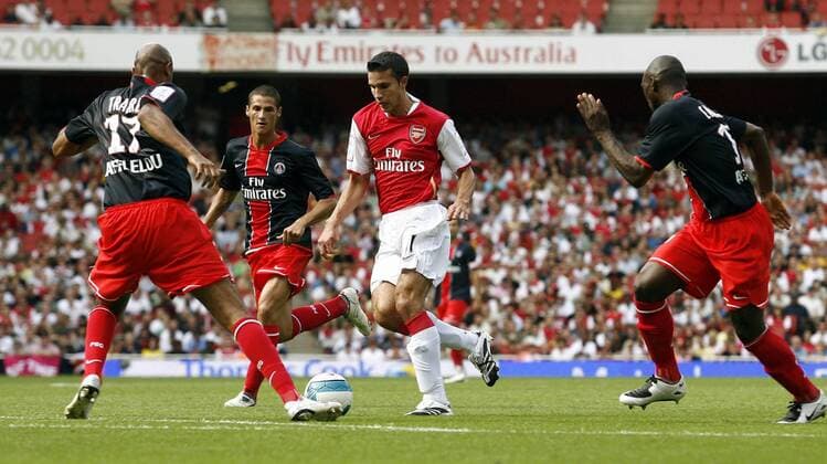 Robin van Persie (Arsenal, Mitte) am Ball - EDITORIAL USE ONLY. No use with unauthorised audio, video, data, fixture lists, club league logos or live services. Online in-match use limited to 120 images, no video emulation. No use in betting, games or single club league player publications. Fußball Herren Saison 2007 2008, Test, Testspiel, Vorbereitung, Saisonvorbereitung Gruppe o0 Emirates Cup London Dynamik, Fußball Herren Saison 2007 2008, Test, Testspiel, Vorbereitung, Saisonvorbereitung Gruppe o0 Emirates Cup London Dynamik,