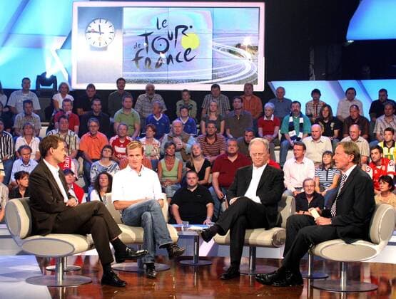Gesprächsrunde im aktuellen Sportstudio, v. re.: ZDF Moderator Wolf Dieter Poschmann, BDR Präsident Rudolf Scharping, Jörg Jaksche (beide Deutschland), ZDF Reporter Hermann Valkyser, auf der Leinwand das Logo der Tour de France Radsport Herren Das aktuelle Sportstudio 2007, Sendung, Fernsehsendung, Sportsendung, ZDF Bund deutscher Radfahrer Gruppe Leinwand, Bildschirm, Großleinwand Mainz, Doping Radsport Herren Das aktuelle Sportstudio 2007, Sendung, Fernsehsendung, Sportsendung, ZDF Bund deutscher Radfahrer Gruppe Leinwand, Bildschirm, Großleinwand Mainz, Doping