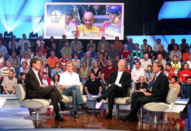 Gesprächsrunde im aktuellen Sportstudio, v. re.: ZDF Moderator Wolf Dieter Poschmann, BDR Präsident Rudolf Scharping, Jörg Jaksche (beide Deutschland), ZDF Reporter Hermann Valkyser, auf der Leinwand Marco Pantani (Italien) in Gelb und Jan Ullrich (li.) Radsport Herren Das aktuelle Sportstudio 2007, Sendung, Fernsehsendung, Sportsendung, ZDF Bund deutscher Radfahrer Gruppe Leinwand, Bildschirm, Großleinwand Mainz, Doping Radsport Herren Das aktuelle Sportstudio 2007, Sendung, Fernsehsendung, Sportsendung, ZDF Bund deutscher Radfahrer Gruppe Leinwand, Bildschirm, Großleinwand Mainz, Doping