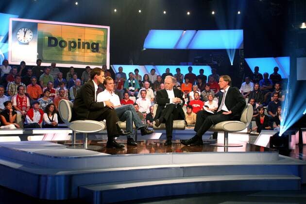 Gesprächsrunde im aktuellen Sportstudio, v. re.: ZDF Moderator Wolf Dieter Poschmann, BDR Präsident Rudolf Scharping, Jörg Jaksche (beide Deutschland), ZDF Reporter Hermann Valkyser, auf der Leinwand das Thema: Doping Radsport Herren Das aktuelle Sportstudio 2007, Sendung, Fernsehsendung, Sportsendung, ZDF Bund deutscher Radfahrer Totale Mainz Radsport Herren Das aktuelle Sportstudio 2007, Sendung, Fernsehsendung, Sportsendung, ZDF Bund deutscher Radfahrer Totale Mainz