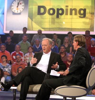 BDR Präsident Rudolf Scharping (Deutschland, li.) im aktuellen Sportstudio zum Thema Doping zu Gast bei ZDF Moderator Wolf Dieter Poschmann Radsport Herren Das aktuelle Sportstudio 2007, Sendung, Fernsehsendung, Sportsendung, ZDF Gruppe Schriftzug, Doping Mainz Radsport Herren Das aktuelle Sportstudio 2007, Sendung, Fernsehsendung, Sportsendung, ZDF Gruppe Schriftzug, Doping Mainz
