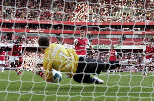 Torwart Mickael Landreau (Paris St. Germain) pariert den Elfmeter von Niklas Bendtner (Arsenal) -  Fußball Herren Saison 2007 2008, Emirates Cup, Test, Testspiel, Vorbereitung, Saisonvorbereitung Gruppe London Dynamik, Fußball Herren Saison 2007 2008, Emirates Cup, Test, Testspiel, Vorbereitung, Saisonvorbereitung Gruppe London Dynamik,