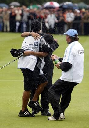 Andres Romero (Argentinien, Mitte) gewinnt die Deutsche Bank Players Championship of Europe 2007 und bekommt erstmal eine Champagnerdusche Golf Herren Deutsche Bank Players Championship of Europe 2007, Player s, European PGA Tour Gruppe Gut Kaden Hamburg Alveslohe Freude, Golf Herren Deutsche Bank Players Championship of Europe 2007, Player s, European PGA Tour Gruppe Gut Kaden Hamburg Alveslohe Freude,