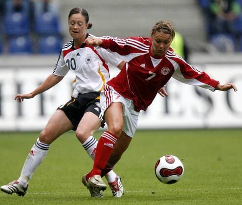 Renate Lingor (Deutschland, li.) gegen Catherine Paaske Sörensen (Dänemark) Fußball Länderspiel Damen Nationalteam 2007, Nationaltrikot, Frauen, Frauenfußball, Test, Deutschland - Dänemark 4:0, Vdig Gruppe Magdeburg Dynamik, Fußball Länderspiel Damen Nationalteam 2007, Nationaltrikot, Frauen, Frauenfußball, Test, Deutschland - Dänemark 4:0, Vdig Gruppe Magdeburg Dynamik,