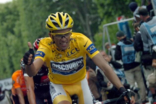 Alberto Contador (Spanien Discovery Channel) - Thumbs up - Radsport Herren Tour de France 2007, ProTour, Straßenradsport, Straße, Rad, Einzelbild 20.Etappe: Marcoussis - Paris Radsport Herren Tour de France 2007, ProTour, Straßenradsport, Straße, Rad, Einzelbild 20.Etappe: Marcoussis - Paris