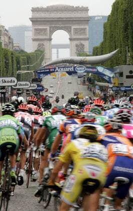 Peloton der Tour de France 2007 auf der Champs Elysees Radsport Herren Tour de France 2007, ProTour, Straßenradsport, Straße, Rad, Totale o0 Symbol Fahrer Radfahrer Radsportler 20. Etappe: Marcoussis - Paris Radsport Herren Tour de France 2007, ProTour, Straßenradsport, Straße, Rad, Totale o0 Symbol Fahrer Radfahrer Radsportler 20. Etappe: Marcoussis - Paris