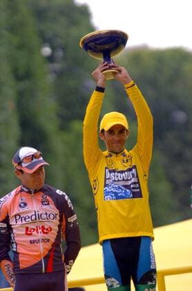Alberto Contador (Spanien Discovery Channel) - Gesamtsieger der Tour de France 2007 - präsentiert stolz die Trophäe, li. der zweite Cadel Evans (Australien Predictor Lotto) - Radsport Herren Tour de France 2007, ProTour, Straßenradsport, Straße, Rad, Gruppe 20. Etappe: Marcoussis - Paris Freude, Radsport Herren Tour de France 2007, ProTour, Straßenradsport, Straße, Rad, Gruppe 20. Etappe: Marcoussis - Paris Freude,