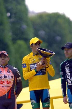 Alberto Contador (Spanien Discovery Channel) - Gesamtsieger der Tour de France 2007 - küsst stolz die Trophäe zwischen Cadel Evans (Australien Predictor Lotto) und Levi Leipheimer (USA Discovery Channel) - Radsport Herren Tour de France 2007, ProTour, Straßenradsport, Straße, Rad, Gruppe Kuss, küssen 20. Etappe: Marcoussis - Paris Freude, Radsport Herren Tour de France 2007, ProTour, Straßenradsport, Straße, Rad, Gruppe Kuss, küssen 20. Etappe: Marcoussis - Paris Freude,