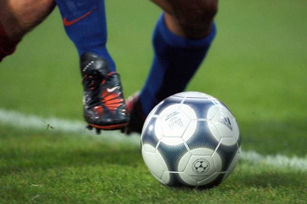 Der Adidas Terrestra Silverstream, offizieller Spielball der Euro 2000, vor den Füßen eines Spielers Fußball Länderspiel Herren EM 2000, Nationalmannschaft, Gruppe 4 Vneg Einzelbild Rotterdam Dynamik, Fußball Länderspiel Herren EM 2000, Nationalmannschaft, Gruppe 4 Vneg Einzelbild Rotterdam Dynamik,