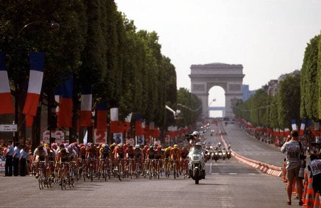 Peloton der Tour de France auf der Champs Elysees in Paris vor dem Arc de Triomphe Radsport Herren Tour de France 1996, Straßenradsport, Straße, Rad Totale Aufnahmedatum geschätzt,Aufmacher Paris Radsport Herren Tour de France 1996, Straßenradsport, Straße, Rad Totale Aufnahmedatum geschätzt,Aufmacher Paris