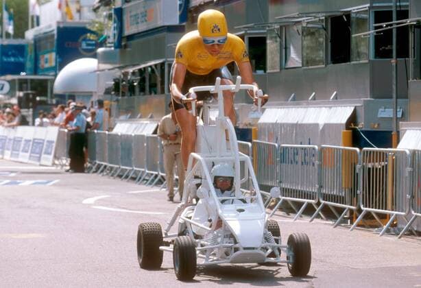 Werbekarawane der Tour de France 2000: Werbefahrzeug mit Fahrerfigur im gelben Trikot, welches von Credit Lyonnais gesponsert wird Radsport Herren Tour de France 2000, Straßenradsport, Straße, Rad Einzelbild Aufnahmedatum geschätzt Radsport Herren Tour de France 2000, Straßenradsport, Straße, Rad Einzelbild Aufnahmedatum geschätzt