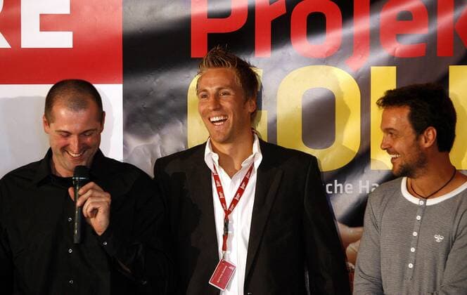 Regisseur Winfried Oelsner (li.) präsentiert mit dem Nationalteam seinen Dokumentarfilm Projekt Gold über die WM 2007, hier mit Oliver Roggisch (Mitte) und Markus Baur (alle Deutschland) Handball Herren Filmpremiere Projekt Gold 2007, Filmpremieren, Premiere, Nationalteam Gruppe Dresden Freude, Handball Herren Filmpremiere Projekt Gold 2007, Filmpremieren, Premiere, Nationalteam Gruppe Dresden Freude,