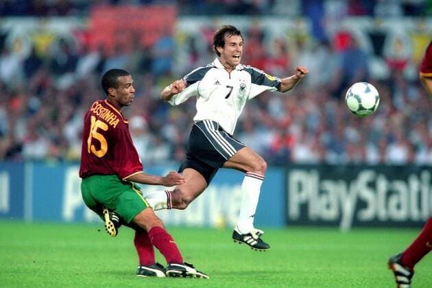 Mehmet Scholl (Deutschland, re.) zieht ab und wird von Costinha (Portugal) zu Fall gebracht Fußball Länderspiel Herren EM 2000, Nationalmannschaft, Nationaltrikot, Gruppe A, Portugal - Deutschland 3:0 Gruppe Rotterdam Dynamik, Kampf, Fußball Länderspiel Herren EM 2000, Nationalmannschaft, Nationaltrikot, Gruppe A, Portugal - Deutschland 3:0 Gruppe Rotterdam Dynamik, Kampf,