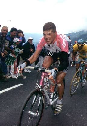 Jan Ullrich (Deutschland Team Telekom) am Anstieg vor dem in Gelb fahrenden Marco Pantani (Italien Mercatone Uno) Radsport Herren Tour de France 1998, Straßenradsport, Straße, Rad Gruppe Anstrengung, Kampf, Radsport Herren Tour de France 1998, Straßenradsport, Straße, Rad Gruppe Anstrengung, Kampf,
