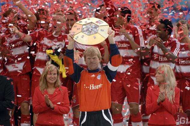 Ligapokalsieger 2007 FC Bayern München: Torwart Oliver Kahn präsentiert die Trophäe im rot weißen Konfettiregen zwischen zwei Hostessen Fußball 1. BL Herren Ligapokal 2007 2008, Liga Pokal, LigaCup Cup, FC Bayern München, Finale Endspiel Vdig Gruppe Leipzig Freude, Fußball 1. BL Herren Ligapokal 2007 2008, Liga Pokal, LigaCup Cup, FC Bayern München, Finale Endspiel Vdig Gruppe Leipzig Freude,