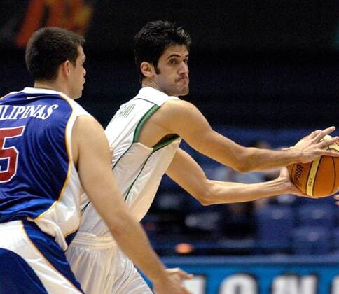 Aidin Nikkhah Bahrami (Iran, re.) im Duell - Basketball Länderspiel Herren Asienmeisterschaft 2007, Asian Cup, Asiencup, Asien, Asia, Asiacup, Asiancup, Gruppe Tokushima Basketball Länderspiel Herren Asienmeisterschaft 2007, Asian Cup, Asiencup, Asien, Asia, Asiacup, Asiancup, Gruppe Tokushima